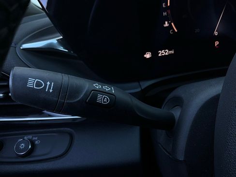 Used 2025 Buick Envista Sport Touring image 35