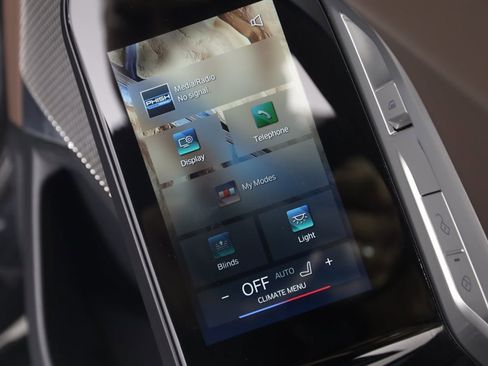 Used 2023 BMW 740i w/ Parking Assistance Package image 18