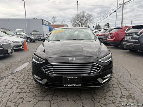 Used 2017 Ford Fusion SE w/ Fusion SE Technology Package FWD image 2