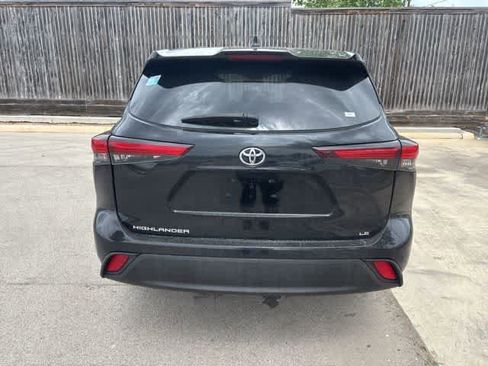 Used 2024 Toyota Highlander LE image 4