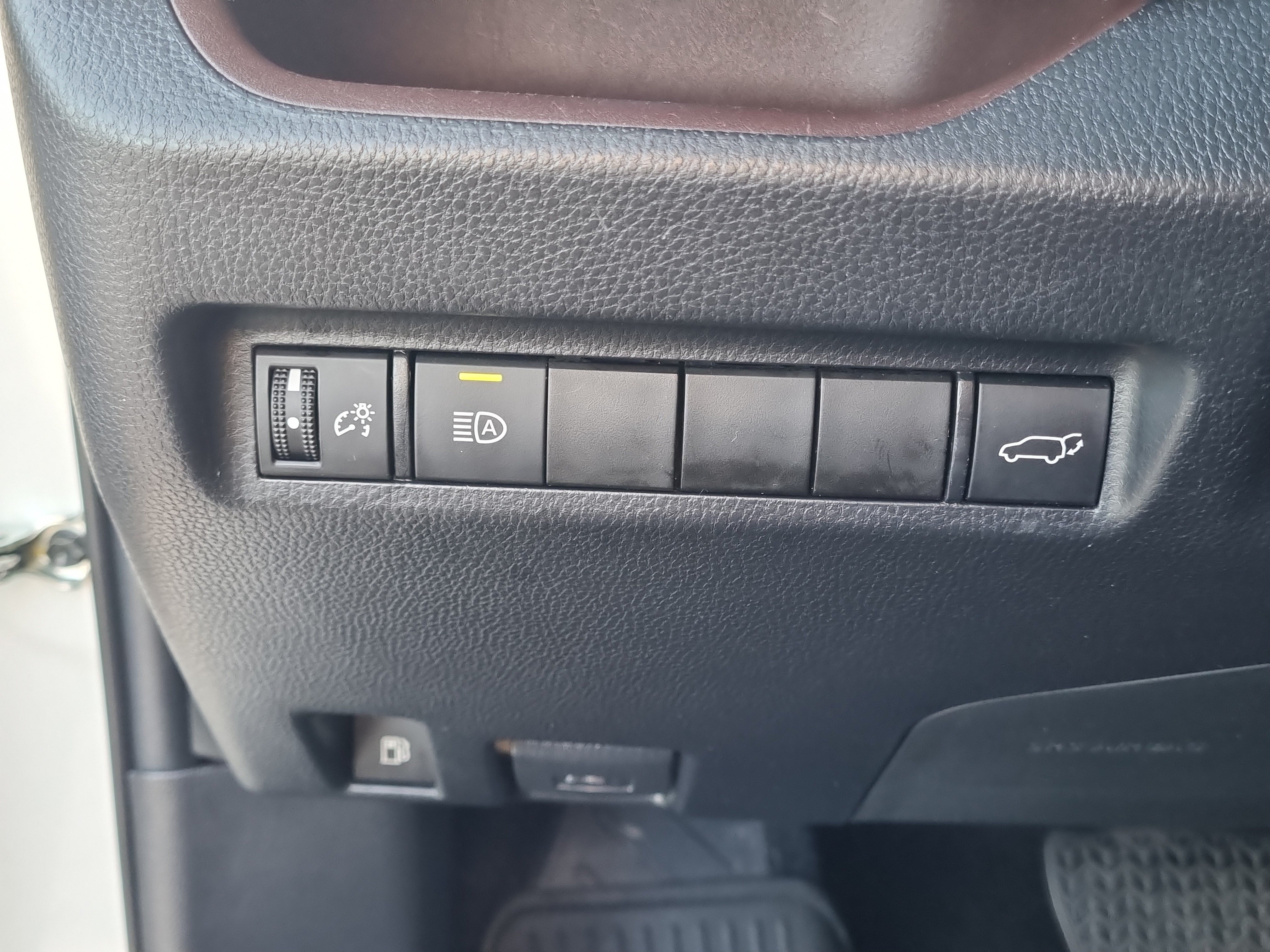 Used 2022 Toyota RAV4 Limited AWD/4WD image 27