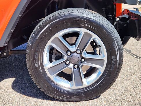 Used 2018 Jeep Wrangler Unlimited Sahara AWD/4WD image 17