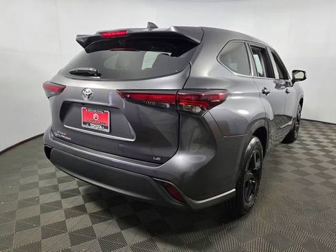 Used 2024 Toyota Highlander LE image 8