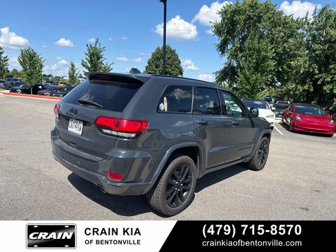 Used 2018 Jeep Grand Cherokee Altitude AWD/4WD image 3