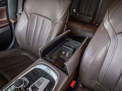 Used 2020 BMW 740i w/ M Sport Package image 32