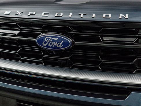 Used 2025 Ford Expedition Platinum w/ Driver's Package AWD/4WD image 4