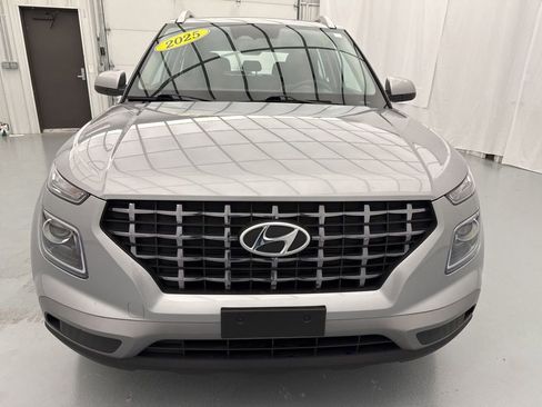 Used 2025 Hyundai Venue SEL FWD image 2
