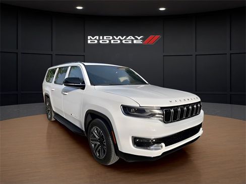 Used 2023 Jeep Wagoneer L Series II image 2