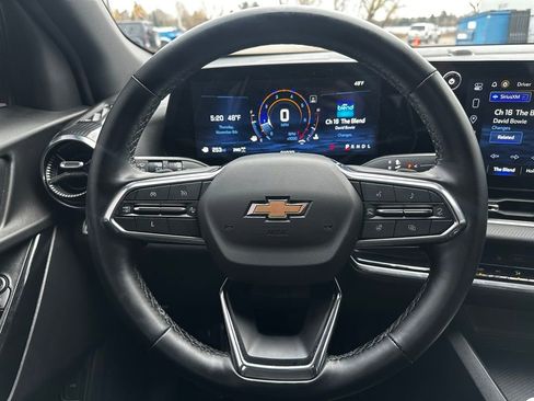 Used 2025 Chevrolet Equinox LT w/ Convenience Package II image 3