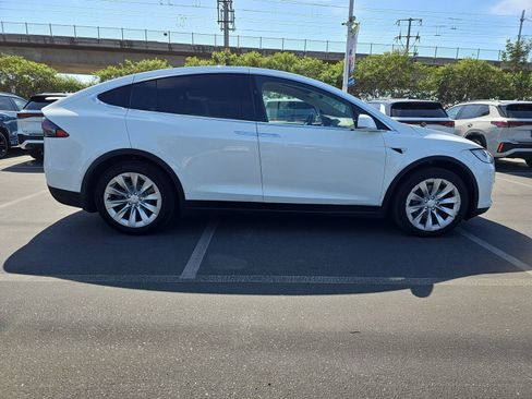 Used 2018 Tesla Model X 75D image 4