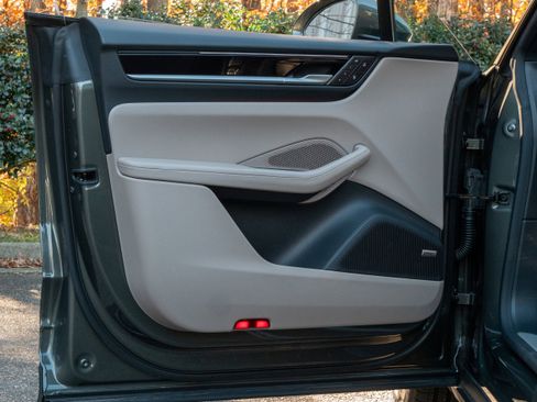 Used 2025 Porsche Macan Electric image 27