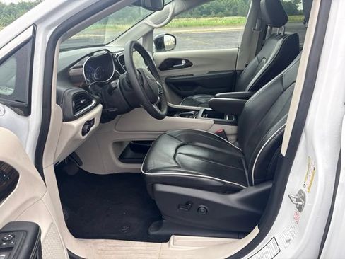 Used 2024 Chrysler Pacifica Limited FWD image 8