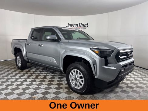 Used 2025 Toyota Tacoma SR5 image 4