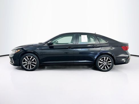 Used 2025 Volkswagen Jetta SE FWD image 4