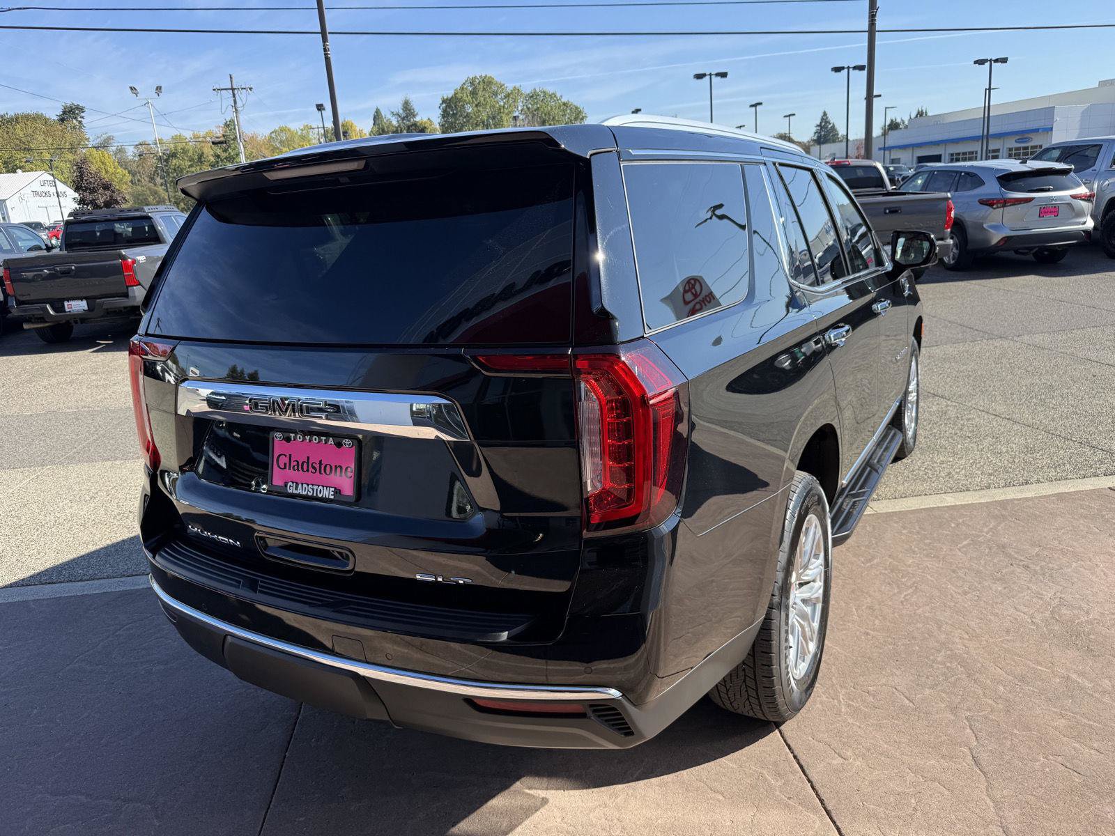 Used 2024 GMC Yukon SLT w/ SLT Luxury Package AWD/4WD image 6