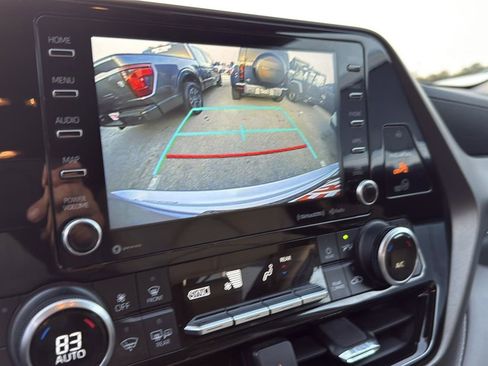 Used 2021 Toyota Highlander XLE image 17