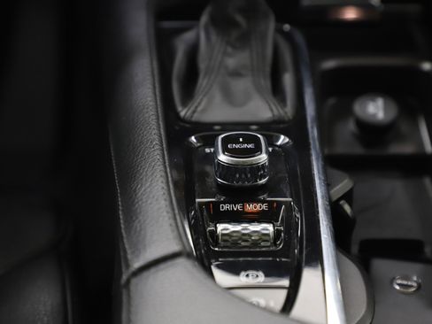 Used 2016 Volvo XC90 T6 Momentum w/ Momentum Plus Package image 19