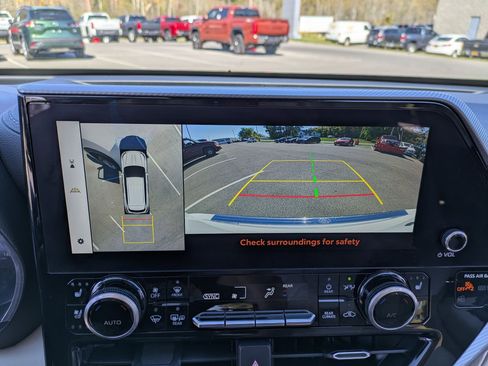 Used 2023 Toyota Highlander image 12