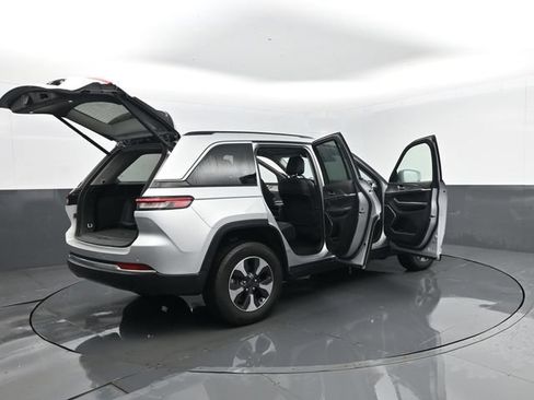 Used 2023 Jeep Grand Cherokee 4WD 4xe image 32