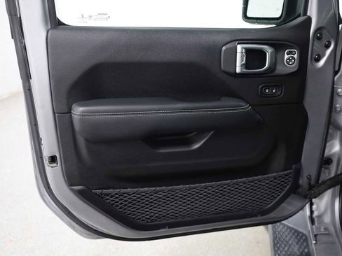 Used 2019 Jeep Wrangler Unlimited Sahara image 16