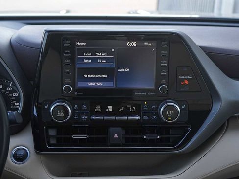 Used 2020 Toyota Highlander XLE FWD image 19