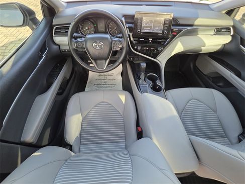 Used 2022 Toyota Camry SE image 6