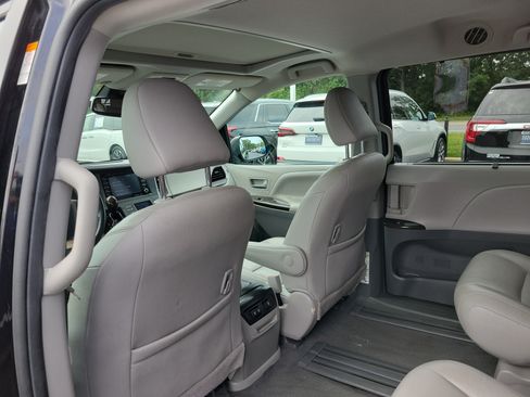 Certified 2020 Toyota Sienna XLE FWD image 11