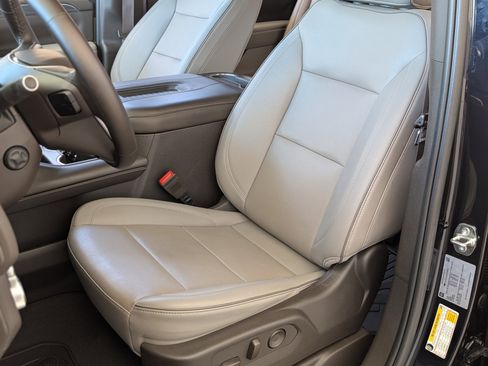 Used 2023 GMC Yukon XL SLT w/ SLT Luxury Package image 15