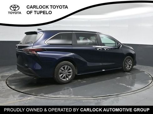 Used 2025 Toyota Sienna XLE image 3