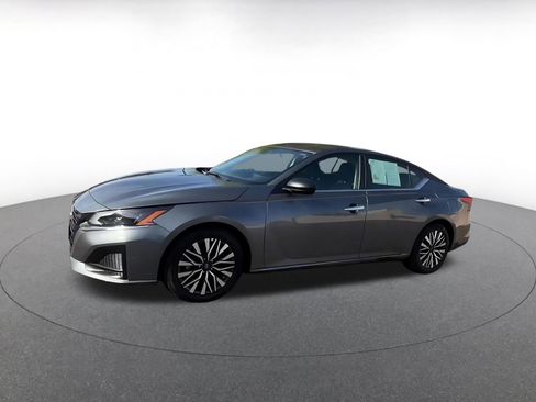 Used 2025 Nissan Altima 2.5 SV FWD image 8