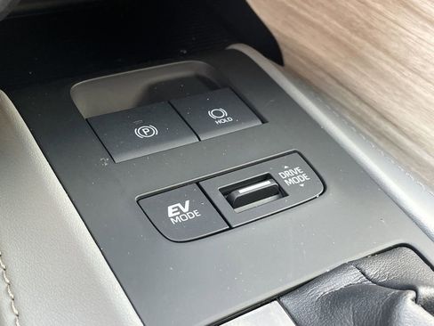 Used 2021 Toyota Venza XLE w/ Softex Package image 24