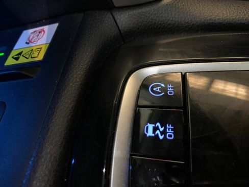 Used 2022 Toyota Corolla Cross XLE w/ Convenience Package image 39