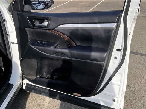 Used 2018 Toyota Highlander XLE AWD/4WD image 25
