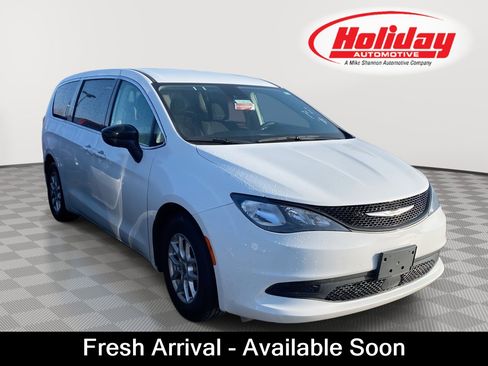 Used 2024 Chrysler Voyager LX image 1