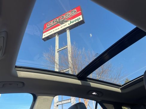 Used 2020 Chevrolet Equinox Premier image 3