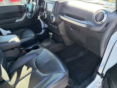 Used 2015 Jeep Wrangler Unlimited Rubicon w/ Connectivity Group image 25