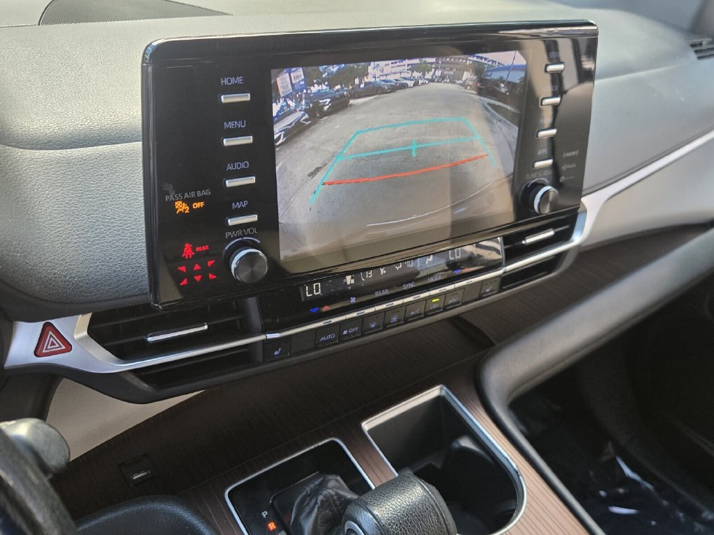 Used 2022 Toyota Sienna XLE FWD image 25