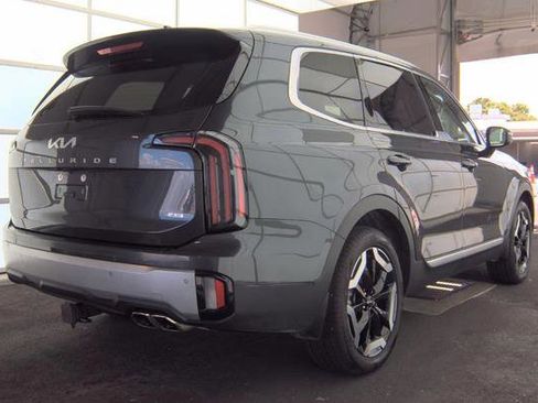 Used 2024 Kia Telluride EX w/ EX Captain's Chair Package AWD/4WD image 3