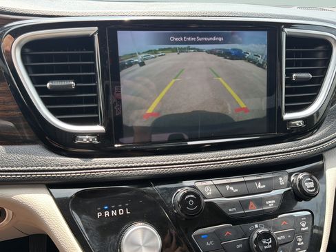 Used 2023 Chrysler Pacifica Limited FWD image 24