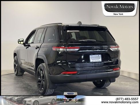 Used 2023 Jeep Grand Cherokee Limited w/ Black Appearance Package image 5