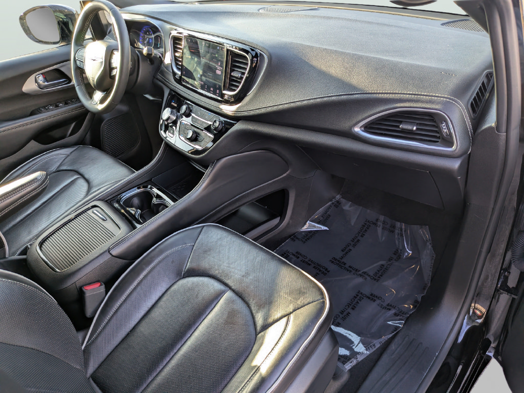 Used 2025 Chrysler Pacifica Limited FWD image 13