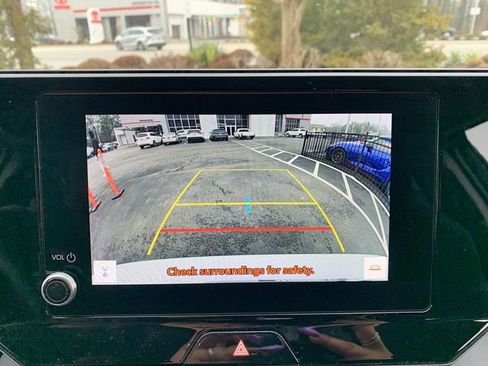 Used 2023 Toyota Venza LE image 22