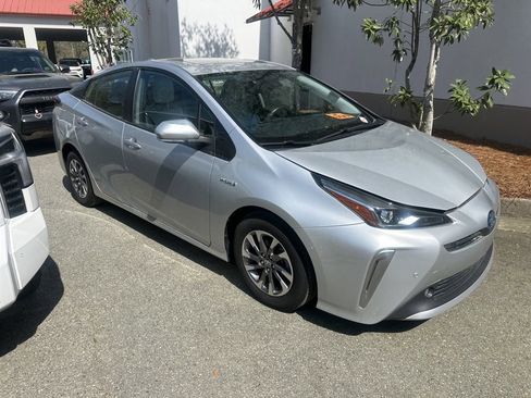 Used 2022 Toyota Prius Limited w/ Premium Convenience Package FWD image 2