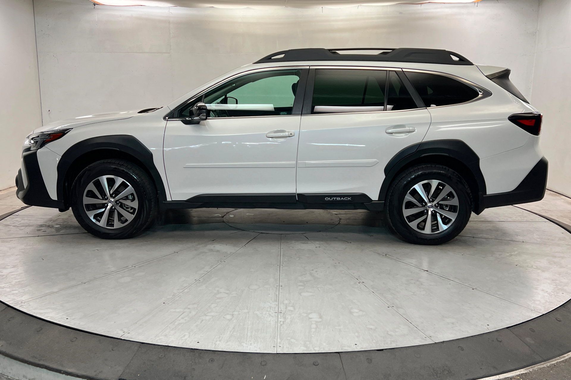 Used 2025 Subaru Outback Premium AWD/4WD image 2