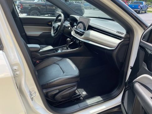 Used 2023 Jeep Compass Limited image 11