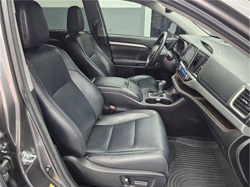 Used 2018 Toyota Highlander XLE image 16