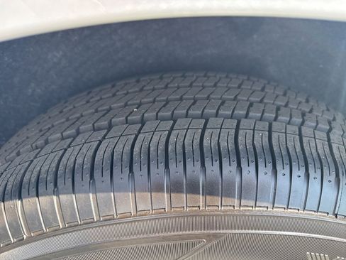 Used 2024 Chrysler Pacifica Touring-L image 11