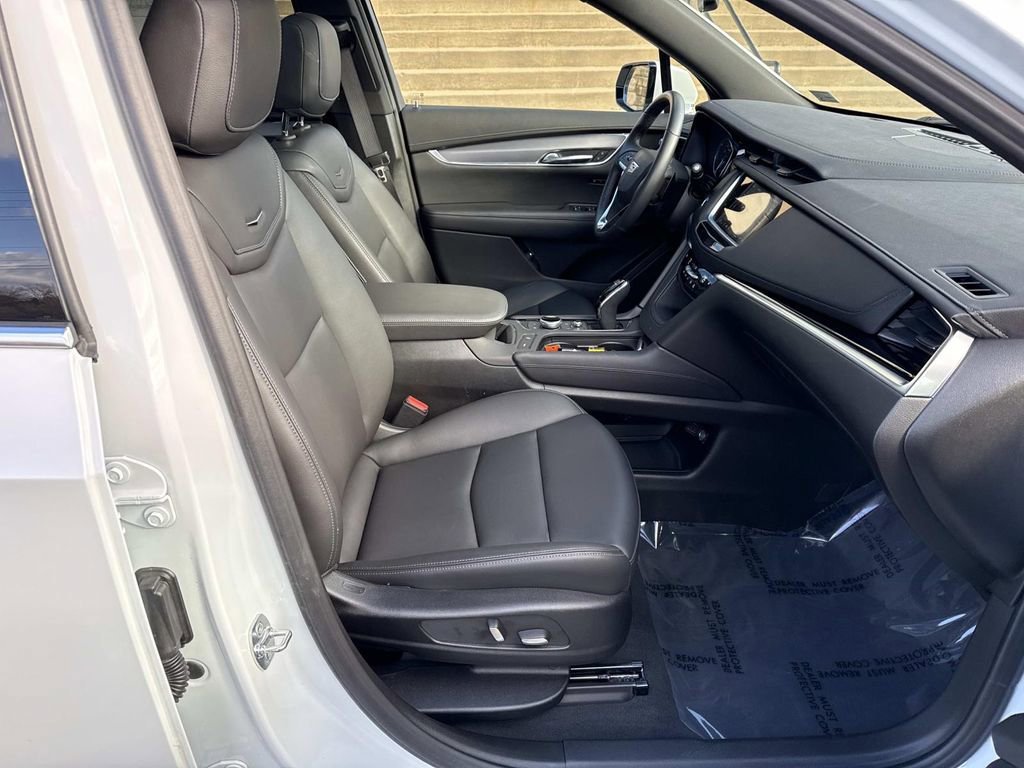 New 2025 Cadillac XT6 Luxury AWD/4WD image 9