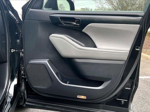 Used 2022 Toyota Highlander LE image 22