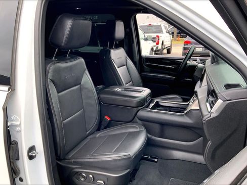 Used 2024 GMC Yukon XL Denali image 8